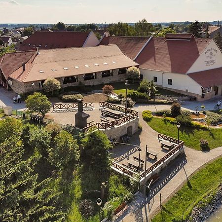 Penzion Dašické sklepy Dasice Extérieur photo